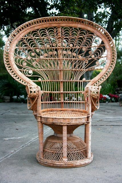 All photos courtesy of Linda Grasso of ShesezA vintage wicker peacock chair. (above)Good friend Linda... Wicker Peacock Chair, Yard Sale Finds, Garage Sale Finds, Wicker Shelf, Peacock Chair, Hanging Plants Indoor, Genius Ideas, Wicker Decor, Deco Boheme