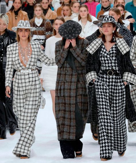 Our Favorite Moments From Karl Lagerfeld’s Final Chanel Show #refinery29 https://www.refinery29.com/en-us/2019/03/226043/karl-lagerfeld-final-chanel-show-paris-fashion-week-2019 Lagerfeld Chanel, Karl Lagerfeld Fashion, Chanel Show, Chanel Haute Couture, Anna Wintour, Swaggy Outfits, Vogue Italia, French Fashion, Fashion History