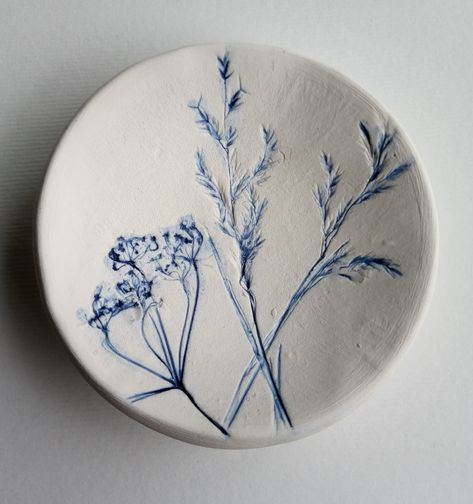 This is a series of small trinket bowls, which have an imprint of flowers and grass seeds in the clay.  After the first firing I glaze the imprint of the flowers and seeds, producing a stunning contrast against the natural white clay. They have a lovely earthly quality about them. The bowls are approximately 7cm, 8cm and 9 cm, perfect for small things such as rings, jewellery or gorgeous as a set of trinket bowls to display. Jewellery Dish, Pottery Trinket Dish, Small Ceramics, Clay Bowl Ideas, Plant Imprint Clay, Clay Bowls, Clay Imprints With Plants And Flowers, Clay Jewellery, Plant Pressed Ceramics