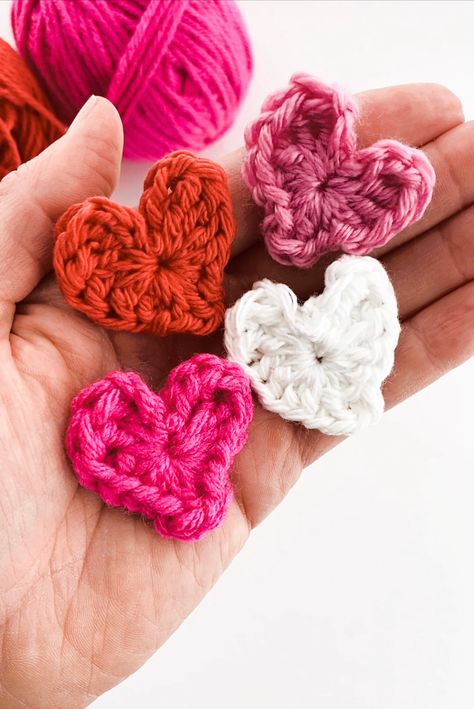 Small Heart Crochet, Mini Crochet Heart, Random Crochet, Crochet Cowls, Crochet Hearts, Heart Crochet, Stitching Ideas, Crochet Heart Pattern, Animal Crochet