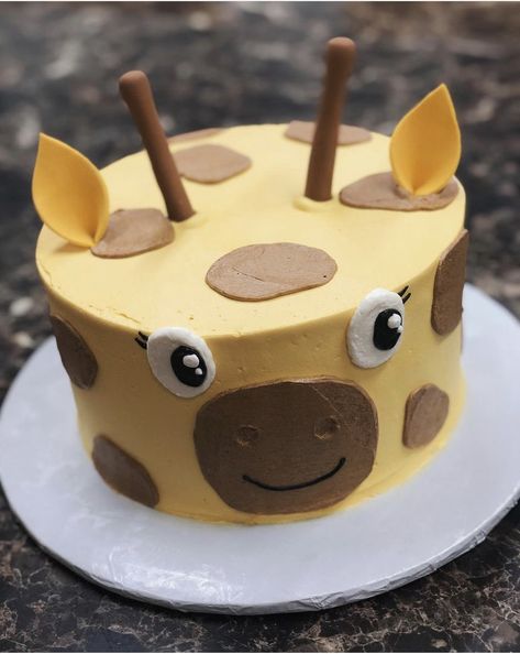 Zoo Smash Cake, Giraffe Cake Easy, Giraffe Birthday Theme, Giraffe Birthday Cakes, Party Boards, Zoo Cake, Giraffe Cake, Giraffe Party, Giraffe Cakes