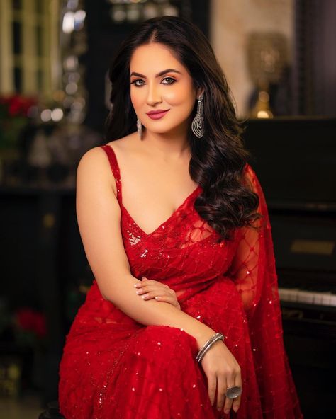 Only Heroines on X Pooja Banerjee, Pooja Bose, Puja Banerjee, Parneeti Chopra, Bridal Beauty, Beautiful Smile Women, Indian Beauty Saree, Fashion Models, Saree