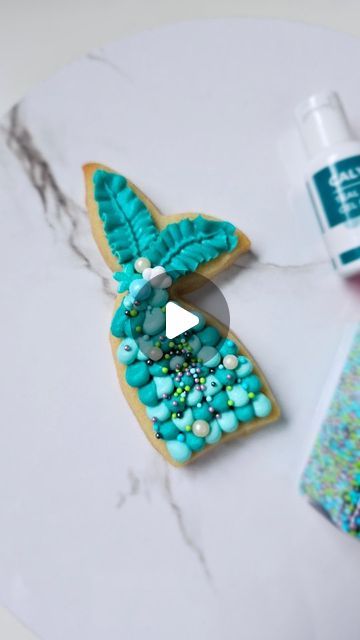 Natalie Marie Bakes on Instagram: "It's #sweetssquadcollab24 day and this month's theme is summer! 🧜🏽‍♀️🌊🐚 . Summertime is for the beach, so I'm bringing you all the teal #mermaidvibes today! I used @shopsweetsandtreats new TEAL food coloring, only using a tiny amount for the light teal, and one full drop for the dark teal! I love the versatility in all of their new gel colors! I topped this with nonpareils "mermaid mix" and beach themed candy sprinkles from "beach cruisin" for the ultimate treasure mermaid tail! 🧜🏽‍♀️🧜🏽‍♀️🧜🏽‍♀️ . If only making mermaid tails were actually 49 seconds 😆 #nataliemariebakes #buttercreamcookies #buttercreamcookiers #mermaid #mermaidcookies #mermaidtheme #beachcookies #summercookies #summertime #mermaidtail #mermaidsugarcookies #mermaidbirthday #butt Mermaid Tail Cookies Decorated, Mermaid Cookies Decorated, Pool Cookies, Mermaid Tail Cookies, Kids Cookies, Mermaid Cookies, Beach Cookies, Natalie Marie, Gel Colors