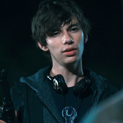 Devon Bostick Young Devon Bostick, Devon Bostick Pfp, Devon Bostick Photoshoot, Devon Bostick Blonde, Devin Bostick, Jasper Jordan, Rodrick Heffley, Hot Emo Guy, Nerdy Guys