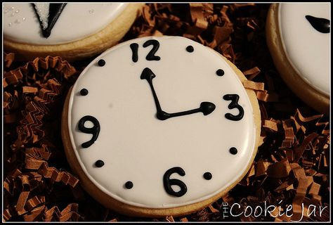 I wonder if any of the Italian ladies love me enough to make clock cookies? :-) Clock Cookies, Couples Shower Themes, Edward Tulane, Royal Iced Cookies, Bridal Shower Cookies, Reception Food, Wedding Reception Food, Holidays Around The World, Creative Cookies