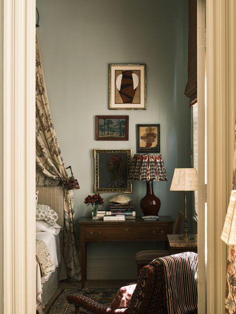 English Country Gets a Dash of Spice in This New Orleans Home – Frederic Magazine Vintage Classy Aesthetic, 1920s Bedroom, English Country Bedroom, Frederic Magazine, Wall Styling, Vintage Home Interior, English Cottage Interiors, English Aesthetic, Art Styling