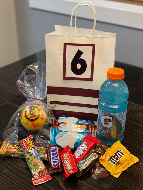 Hockey Goodie Bag Ideas, Hockey Tournament Ideas Goodie Bags, Hockey Swag Bag Ideas, Hockey Treat Bags, Swag Bag Ideas, Hockey Swag, Hockey Banquet, Basketball Snacks, Hockey Ball