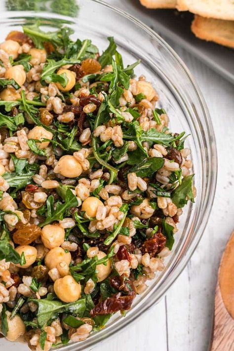 This farro arugula salad is a fresh, healthy meal packed with flavor! Chewy farro, creamy chickpeas, and sun-dried tomatoes mingle with peppery arugula and a blend of fresh herbs. But wait, there's a secret twist – a hint of sweetness that will make you fall in love with this salad. Get ready to discover a new favorite! Farro Bean Salad, Cold Barley Salad, Farro Chickpea Salad, Farro Recipes, Blue Zones Recipes, Barley Salad, Healthy Recipes Clean Eating, Salad With Feta, Farro Salad