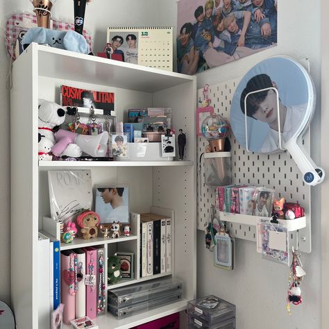 kpop room decor K Pop Room Decor, Kpop Inspired Room, Room Astethic, Kpop Astethic, Pop Shelves, Kpop Room Decor, Future Bedroom Ideas, Kpop Room, Cute Room Ideas