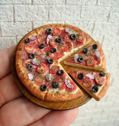 https://flic.kr/p/HueHMp | Pizza Miniature Pizza, Miniture Food, Barbie Food, Miniature Bakery, Diy Doll Miniatures, Doll Food, Mini Craft, Polymer Clay Diy, Dollhouse Food