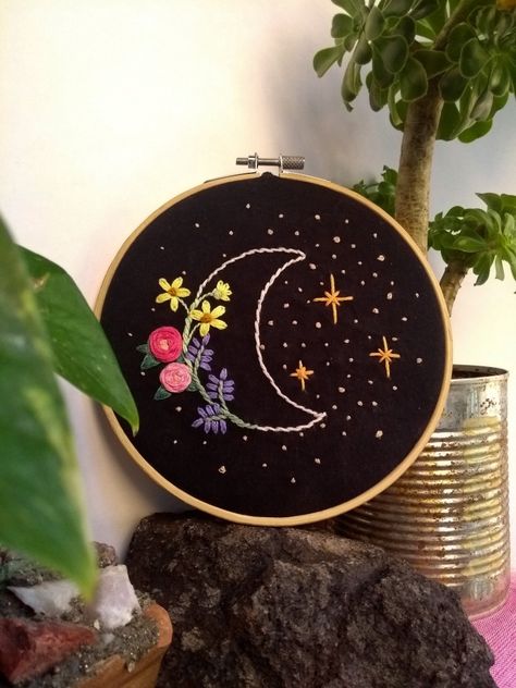 #LunaBordada #bordadoamano #bordadoaesthetic #embroidery #moonEmbroidery #embroideryaesthetic Fancy Jewellery Designs, Halloween Embroidery, Embroidery Works, Hand Embroidery Flowers, Embroidery Scissors, Hand Embroidery Art, Flower Embroidery Designs, Fancy Jewellery, Bullet Journal Doodles