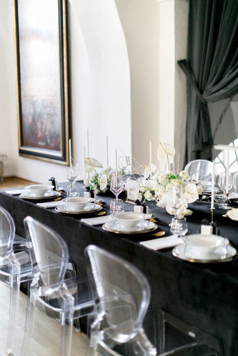 Modern and stylish wedding table setting with a custom made black velvet tablecloth and transparent chairs  #weddingtable #tabledecor #weddingtablesetting #blackwedding Black Table Cloth Wedding, Black Tablecloth Wedding, Black And White Winter Wedding, Black And White Wedding Table, Modern Dinner Party, Wedding Dinner Table Setting, Black Wedding Table, Cozy Candlelight, White Wedding Table