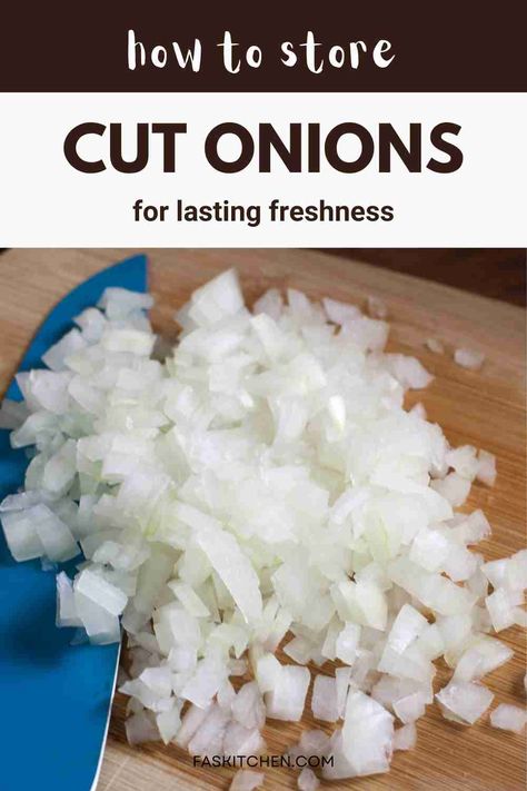 A helpful guide on how to store cut onions for maximum freshness. The image includes tips and tricks to keep your onions fresh and flavorful for longer. Perfect for reducing food waste and improving kitchen efficiency. #KitchenHacks #FoodStorage #FreshOnions Cut Onion Storage, How To Store Chopped Onions In Fridge, How To Store Chopped Onions, Best Way To Store Onions, How To Store Onions Long Term, How To Store Onions, Storing Onions, Onion Storage, Quick Dishes