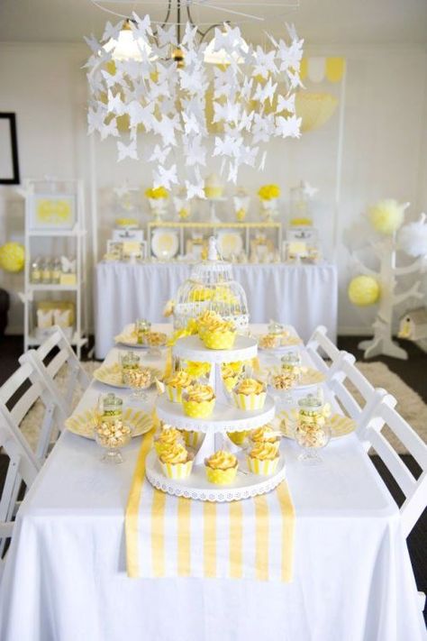 ... Baby Shower Cake Table, Sunshine Theme, Cake Display Table, Parties Decorations, Party Table Centerpieces, Tea Decor, Yellow Party, Book Theme, Yellow Birthday