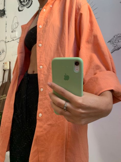 Outfit, andrógino outfit, green, blanck and orange, shirt, top, hands, camisa outfit Orange Button Down Shirt Outfit, Orange Button Up Shirt Outfit, Orange Shirt Outfit, Linen Shirt Outfit, Oversized Shirt Outfit, Orange Outfit, Orange Shirt, Cute Love Pictures, Green Shirt