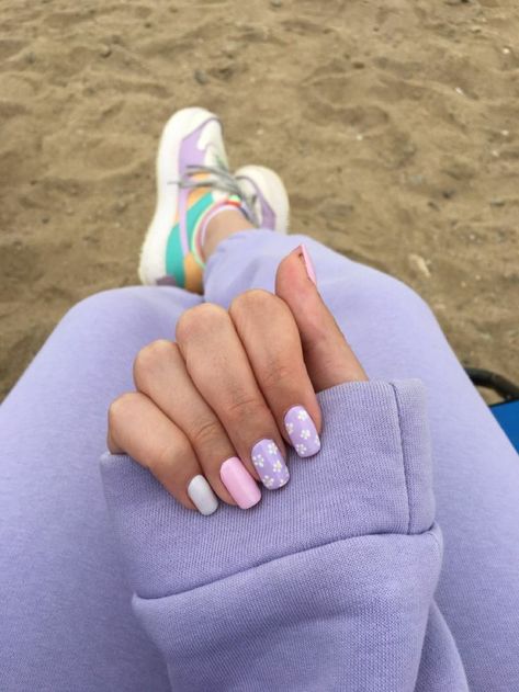 Pastel Nails With Accent Nail, Pink Lavender Nails, Lavender Nails Summer, Pastel Lavender Nails, Lilac And Pink Nails, Purple Daisy Nails, Lavender And Pink Nails, Pink And Lavender Nails, Pastel Daisy Nails