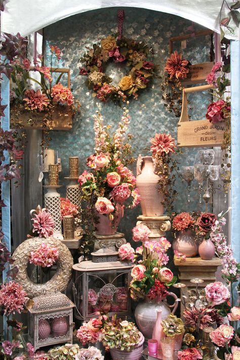 Fabulous Summer Colors www.shinodadesigncenter.net Florist Window Display, Valentines Window Display, Flower Shop Display, Flower Shop Decor, Flower Shop Design, Store Window Display, Boutique Display, Flowers Shop, Florist Shop