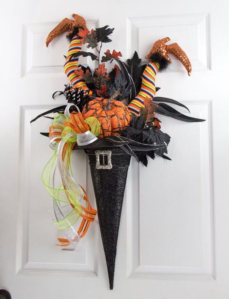 Imprimibles Halloween, Casa Halloween, Diy Halloween Wreath, Dollar Store Halloween, Adornos Halloween, Halloween Crafts Decorations, Halloween Witch Hat, Fall Halloween Crafts, Halloween Diy Crafts