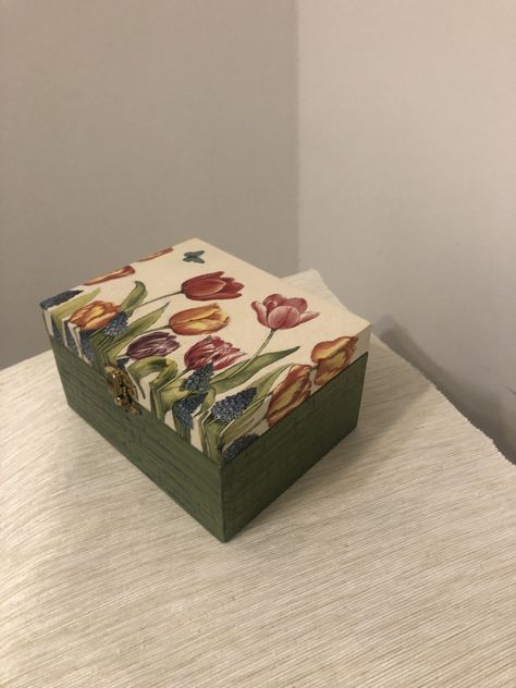 Painting Small Wooden Boxes, Mdf Box Painting Ideas, Mdf Box Painting, Paint Box Diy, Painted Memory Box Ideas, Painted Box Ideas Aesthetic, Cute Box Painting Ideas, Christmas Decoupage Ideas, Wooden Box Painting Ideas