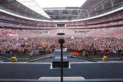 Concert Crowd, Career Vision Board, Dream Music, Dream Vision Board, Singing Career, Life Vision Board, Concert Aesthetic, Vision Board Manifestation, Wembley Stadium