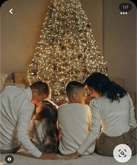 Diy Christmas Family Photo, Shooting Photo Famille, Christmas Photoshoot Kids, Matching Family Christmas Outfits, Christmas Photography Family, Christmas Baby Pictures, Christmas Poses, Christmas Family Photoshoot, Family Christmas Outfits