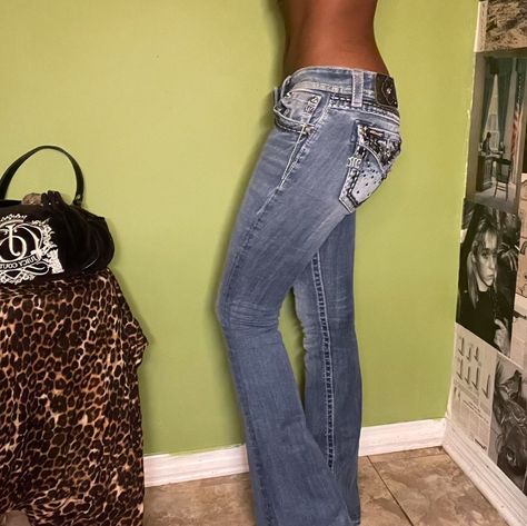 Flared Y2K low rise Miss Me jeans ⭐️SOLD ⭐️ $35 shipping included DM to buy 📲✨ Size: 27 Waist: 14” Inseam: 30 1/2” Leg: 10” #Vampscloset #2000s #Y2K #secondhandfashion #depop #depopseller #thriftwithus #early2000s #depopcommunity Miss Me Jeans 2000s, 2000s Low Rise Jeans, Jeans 2000s, Low Rise Flare Jeans, Low Rise Jeans, Miss Me Jeans, Miss Me, Flare Jeans, Low Rise