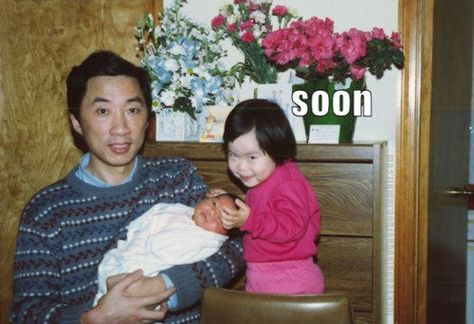 Creepy Children, Funny Family Photos, Family Photos With Baby, Awkward Photos, Creepy Kids, Awkward Family Photos, Sibling Rivalry, Family Humor, Can't Stop Laughing