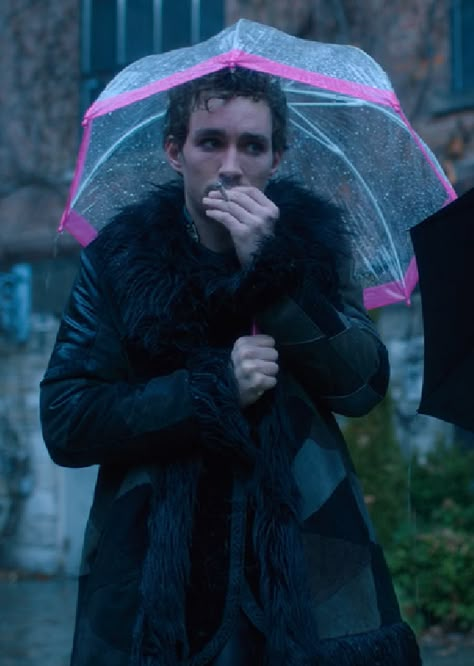 Umbrella Academy Clous, Claus Umbrella Academy, Klause Hargreaves, Klaus Hargreeves Pfp, Tua Klaus, Ginger Characters, Klaus Umbrella Academy, Megara Disney, Cry A River