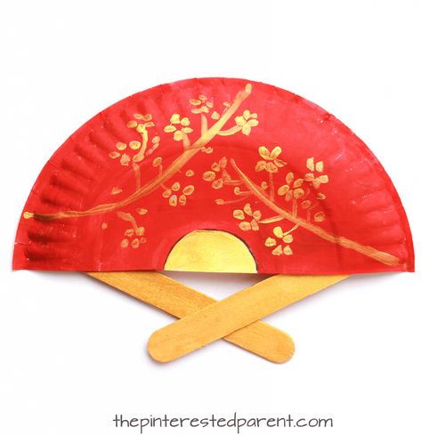 Painted Paper Plate Hand Fans. Perfect for Chinese New Year or Tet. Kid's & preschooler cultural arts and crafts ideas. News Years Crafts For Kids, Aktiviti Prasekolah, Chinese New Year Crafts For Kids, Chinese New Year Activities, China Crafts, Arts And Crafts For Teens, Chinese Crafts, Chinese New Year Crafts, New Year Art