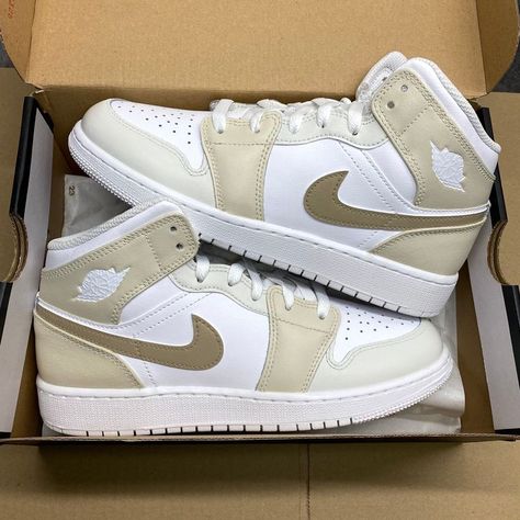 Beige Air Force 1, Pretty Sneakers, Nike Shoes Air Force, Jordan Sneaker, Nike Fashion Shoes, Preppy Shoes, Pretty Shoes Sneakers, Jordan Shoes Retro, All Nike Shoes