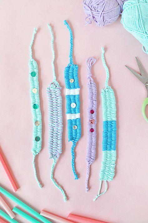 DIY Woven Yarn Friendship Bracelets Yarn Friendship Bracelets, Diy Straw, Straw Weaving, Yarn Bracelets, Handmade Charlotte, Diy Collier, Diy Friendship Bracelets Patterns, Friendship Bracelets Diy, Woven Bracelets