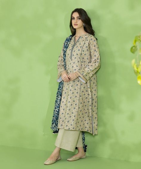 Simple Shirt Design, Bts Bracelet, Kurtis Design, Simple Dress Casual, Stylish Kurtis, Stylish Kurtis Design, Gown With Dupatta, Dress Designing, Latest Dress Design