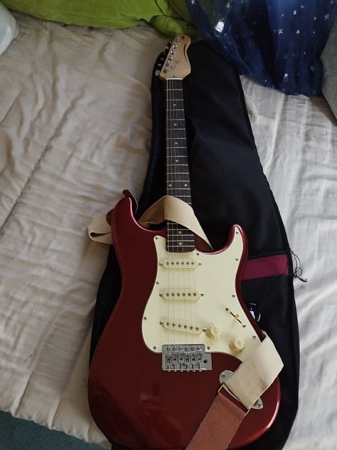 Maroon Electric Guitar, Eletric Gutair Aesthetic Girl, Cherry Red Electric Guitar, Red Electric Guitar, Pretty Guitars, Types Of Guitar, Rockstar Aesthetic, Guitar Obsession, Cool Electric Guitars