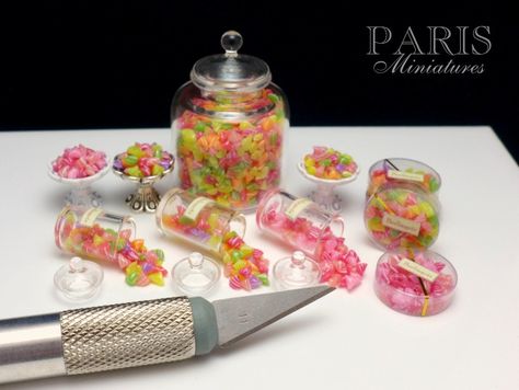 Mini Patisserie, French Candy, Miniature Candy, Crea Fimo, Miniature Stuff, Miniature Bakery, Fimo Polymer Clay, Mini Stuff, Tiny Treats