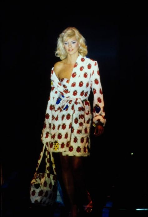 Versace Spring 1995, Versace 90s, Ladybug Dress, Haute Couture Looks, Versace Runway, Versace Spring, 90s Runway Fashion, Original Supermodels, Versace Couture