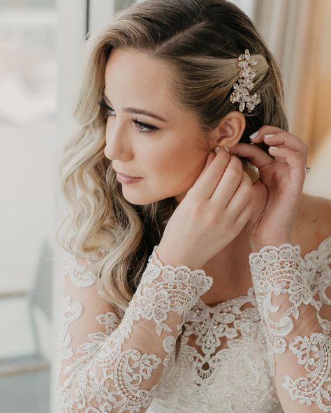 Bridal makeup and side swept curls Wedding Sides, Bridal Hair Down, Side Swept Curls, Wedding Hair Side, Classic Wedding Hair, Side Swept Hairstyles, Side Hairstyles, Side Swept, Braut Make-up