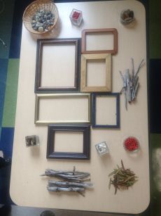 Provocations - wooden frames and nature items - gorgeous! I LOVE it.  SO going to introduce this to my class :) Provocations Reggio, Baby Zintuiglijk, Reggio Emilia Classroom, Curiosity Approach, Reggio Inspired Classrooms, Reggio Emilia Inspired, Reggio Classroom, Creative Area, Reggio Inspired