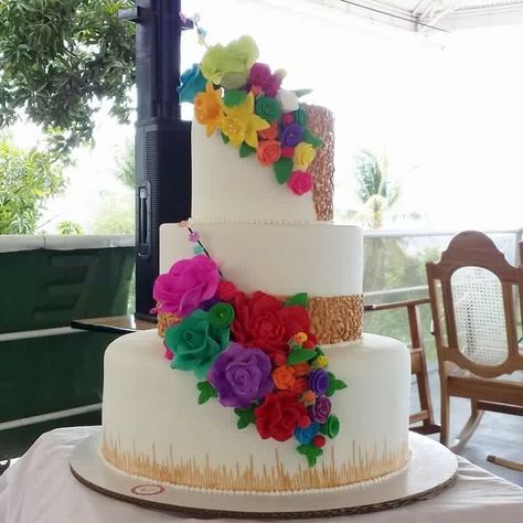 The cake Mexican Cake Table Ideas, Simple Mexican Theme Cake, Mexican Themed Cakes, Quince Decorations Ideas, Mexican Theme Wedding, Mexican Cake, Mexican Bridal Showers, Quince Cake, Mexican Birthday Parties