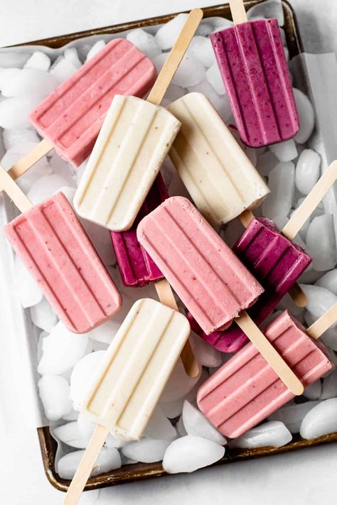 These super-simple Greek Yogurt Popsicles are made with 2 ingredients and are perfect for a summertime treat. Made simply, these healthy popsicles will be Greek Yogurt Popsicles, Oatmeal Yogurt, Lexi's Clean Kitchen, Frozen Yogurt Recipes, Clean Eating Guide, Fruit Recipes Healthy, Healthy Popsicles, Yogurt Pops, Yogurt Popsicles