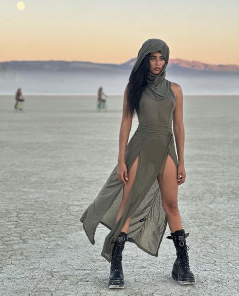 Mad Max Inspired Outfits, Desert Aesthetic Outfit, Desert Costume, Dunes Outfit, Ancient Futurism, Mad Max Aesthetic, Dune Outfit, Mad Max Fashion, Cleopatra Aesthetic