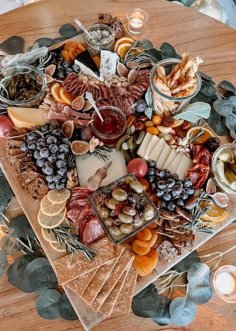 Beautiful Charcuterie Board Ideas, Charcaturie Board, Charcuterie Tower, Charcuterie Tables, Birthday Charcuterie, Meat Cheese Platters, Holiday Cheese Boards, Brunch Party Recipes, Appetizer Buffet