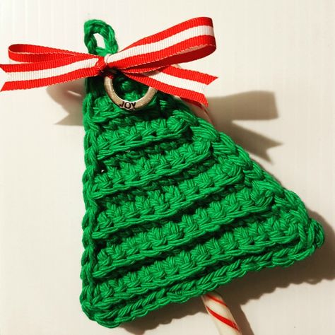 Last Minute Christmas Tree Candy Cane Holder Free Pattern from Oombawka Design Quick and Easy Project - you can make these in about 30 minutes. They look great on presents and decorating your tree. The Candy Cane is secured within the crocheted tree and you can remove it and replace it every year without untying the bow!  Yarn; Medium Weight Yarn Hook: 5 mm (H) On Ravelry? Favorite and Queue here: http://www.ravelry.com/patterns/library/last-minute-christmas-tree-candy-cane-holders Classroom Crochet, Candy Cane Holders, Christmas Doily, Christmas Tree Candy Cane, Candy Cane Holder, Easter Tree Ornaments, Crochet Holiday, Christmas Crochet Patterns Free, Crocheted Christmas