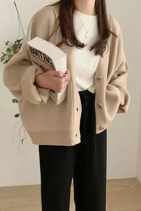 I love it it’s so cute so so so so so so so so so so so so so so so so so so so so so so so so so so cute Beige Cardigan Outfit, Brown Cardigan Outfit, Neutral Color Outfits, Study Outfit, Academia Aesthetic Outfit, Dark Academia Outfits, Academia Clothes, Coffee Outfit, Academia Outfits