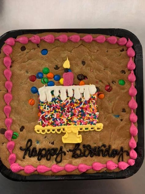 Summer Cookie Cake Ideas, Easy Cookie Cake Decorating Ideas, Square Cookie Cake, Summer Cookie Cake, Cookie Cake Decorating Ideas Birthdays, Birthday Cookie Cake Designs, Cookie Cakes Decorated, Cute Cookie Cake Designs, Cookie Cake Recipe Easy