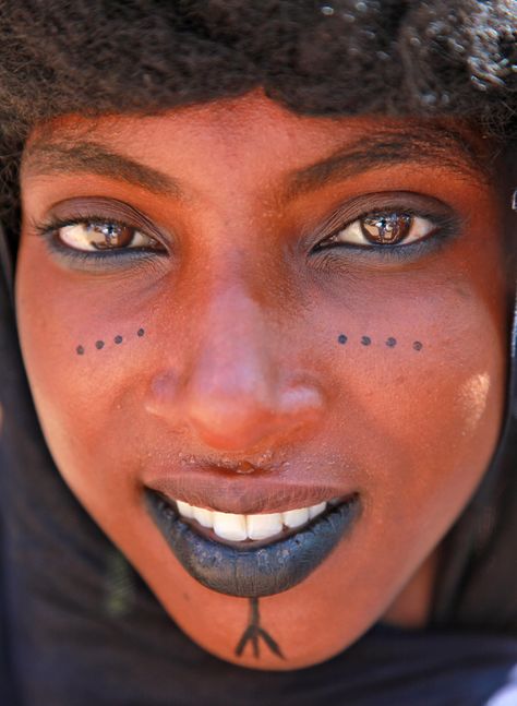 Young Fulani woman. The Fulani (French Peul) are one of the largest nomadic ethnic groups in the world. They are primarily West African, but can also be seen in Central and North Africa. The Fulani are primarily herdsmen, raising cattle, sheep and goats. Fulani People, Unique Faces, African People, We Are The World, Shooting Photo, People Of The World, African Culture, African Beauty, African Women