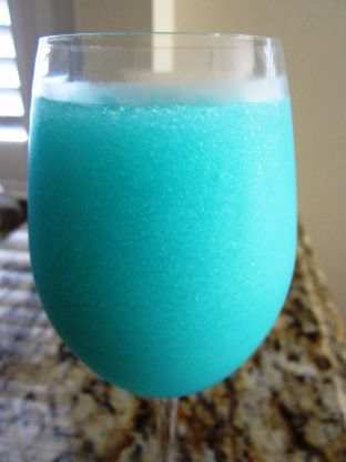 Found this recipe in a recent SouthernLiving Magazine. I made these for the 4th of July and they were a huge hit! The recipe calls for tequila, but I used rum. Blue Frozen Margarita, Frozen Blue Margarita Recipe, Frozen Margarita Recipes Blender, Blue Raspberry Margarita, Raspberry Margarita Recipe, Blue Margarita Recipe, Frozen Mixed Drinks, Poolside Drinks, Raspberry Margarita