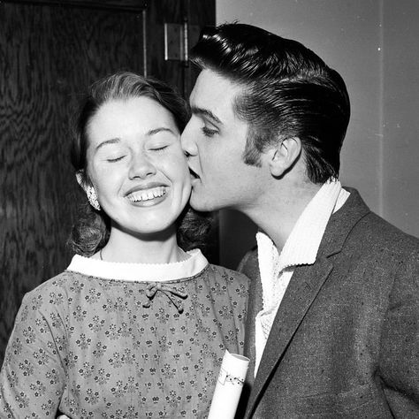 06/03/1956: Elvis kissing a lucky fan at the Oakland Auditorium in California. * #elvispresley #presley #theking #graceland #elvis #smile… | Instagram Elvis Kiss, Elvis Kissing, Happy Birthday Elvis, Young Elvis, John Lennon Beatles, Elvis Presley Pictures, Beatles John, Buddy Holly, Elvis Presley Photos