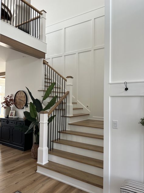 Box Staircase, Panelled Staircase, Bloxburg Interior, Stairwell Wall, Bloxburg Hacks, Staircase Ideas, Staircase Remodel, Accent Walls In Living Room, Board And Batten