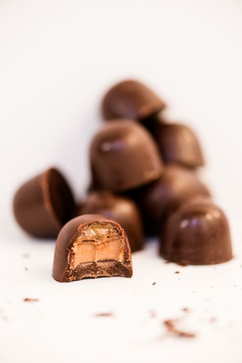 Chocolate Candy Photography, Chocolate Photography Ideas, Chocolates Photography, Freeze Dry Candy, Candy Bar Ideas, Aesthetic Candy, Sweets Photography, Caramel Truffles, Chocolate Photography