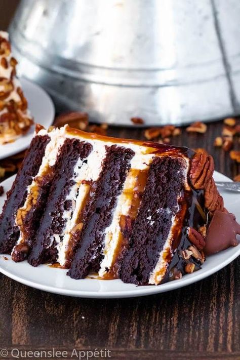 Caramel Pecan Sauce, Chocolate Layer Cake Recipe, Twix Chocolate, Pecan Sauce, Chocolate Turtles, Layer Cake Recipes, Oreo Cupcakes, Caramel Frosting, Cake Layers